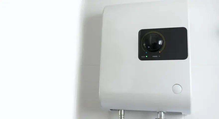 Scaldabagno elettrico istantaneo: pro e contro. Un dispositivo bianco montato a parete con un quadrante nero e indicatori luminosi.