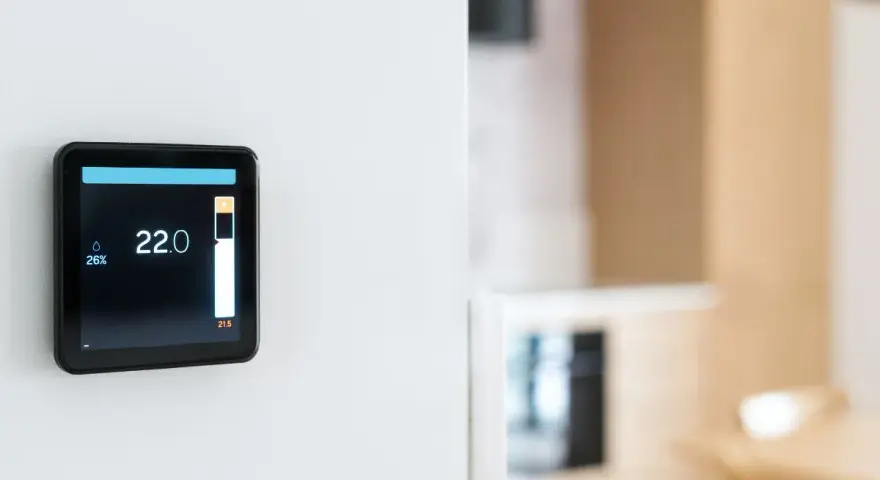 Schermo di un termostato wireless che mostra 22°C e 26% umidità. Illustra come funziona per un comfort ottimale.