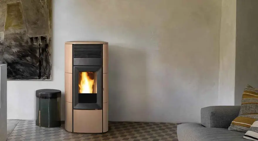 Stufa a pellet idro, elegante e moderna, con fiamme vive. Può funzionare senza acqua, offrendo calore e stile.