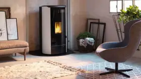 Stufa a pellet moderna con fiamme vive. La presa aria stufa pellet obbligatoria è integrata nel design elegante.